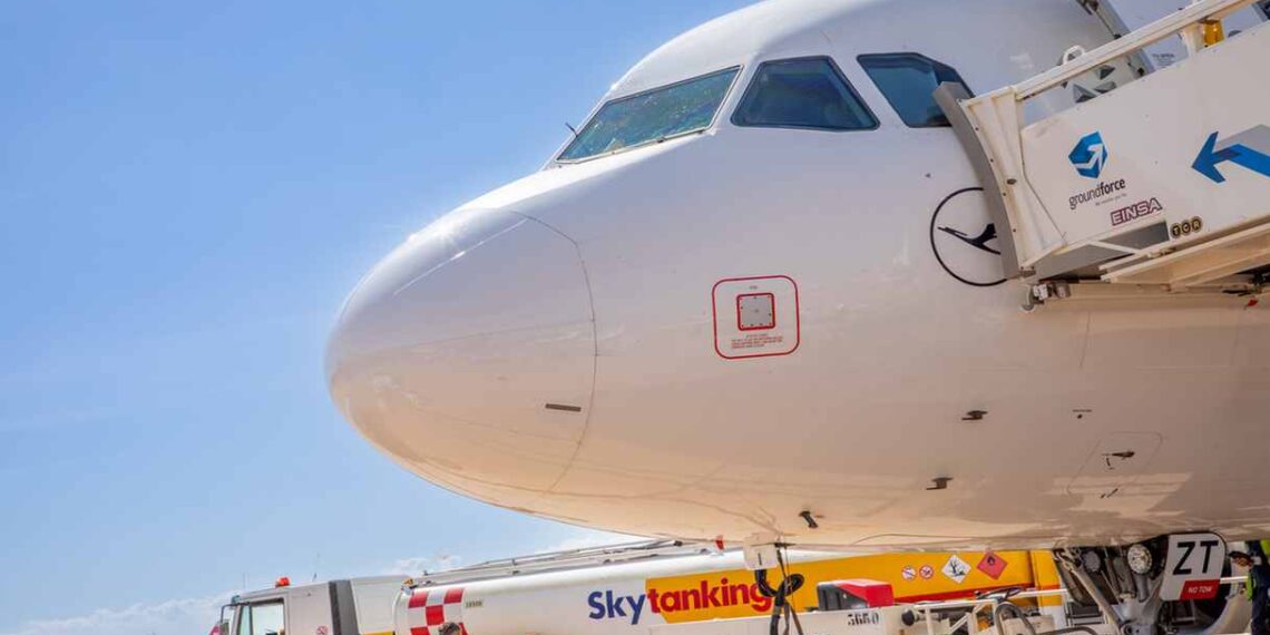 Carburante aereo, deficit da 510mila barili: quali compagnie rischiano e perché i voli possono costare di più