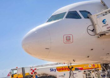 Carburante aereo, deficit da 510mila barili: quali compagnie rischiano e perché i voli possono costare di più