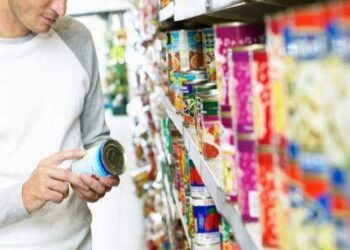 Spreco alimentare, non basta guardare la data: i 5 controlli prima di buttare il cibo