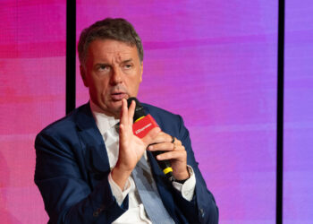 Grandi manovre al centro e Renzi invita De Luca alla Leopolda