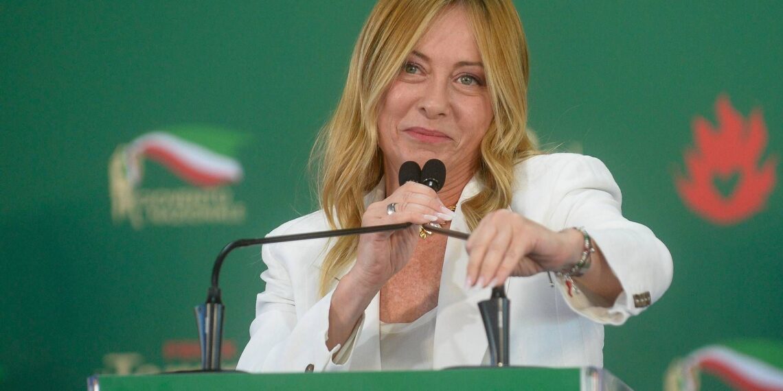 Meloni punge le opposizioni: “Non cantate ‘Bollo ciao’?”. E mette Vannacci nel mirino: “A scuola tetto a stranieri e stop al burqa”