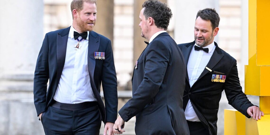 Harry fa la sua prima apparizione pubblica dopo il ritorno a Londra. Meghan non è al suo fianco