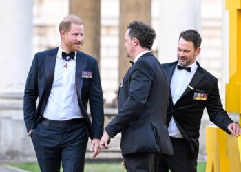 Harry fa la sua prima apparizione pubblica dopo il ritorno a Londra. Meghan non è al suo fianco﻿