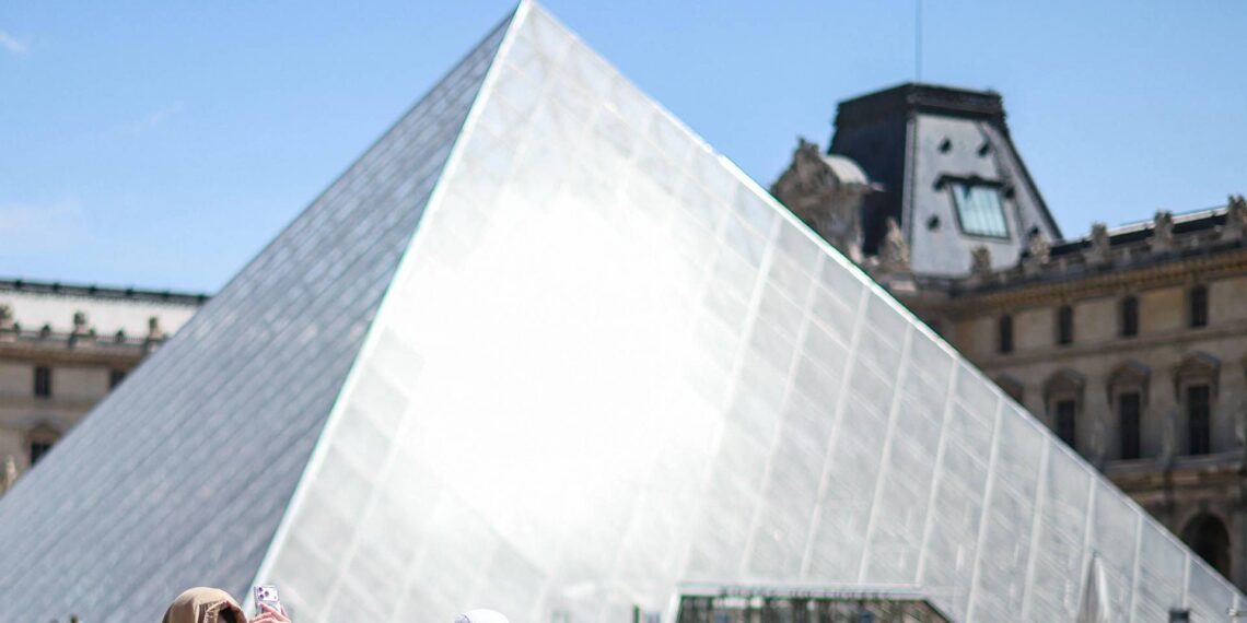 Louvre, appendono due quadri nella sala della Gioconda. Arrestati due tedeschi: “Stavamo scherzando”