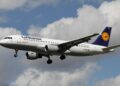 Power bank prende fuoco su aereo di Lufthansa: volo Francoforte-Lisbona dirottato a Lione