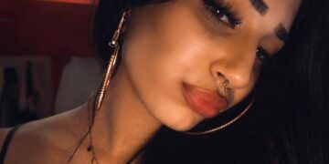 Musica techno e palloncini bianchi, l’ultimo saluto a Maria Spinelli: la 22enne italiana uccisa al rave in Svizzera