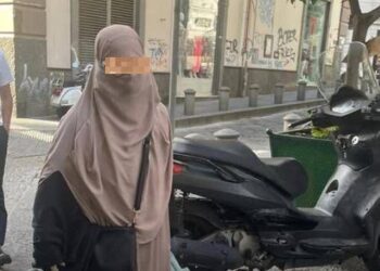 Sangiuliano pubblica foto di donna con niqab a Napoli: “Ecco pericolo islamizzazione”