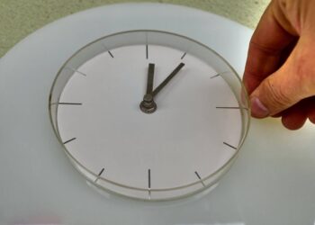 Torna l’ora solare, vantaggi e svantaggi: conviene mantenere quella legale?