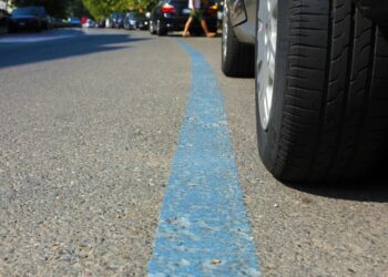 Strisce blu e ticket sosta scaduto, ecco quanto si può ‘sforare’ senza essere multati