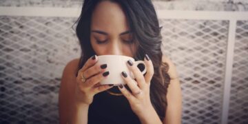 Tumori, con caffè o tè bollente rischio cancro esofago più alto: “Meglio tiepido”