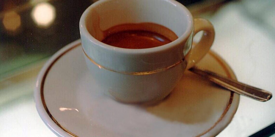 Ti porti la tazzina al bar? Il caffè costa solo 50 centesimi