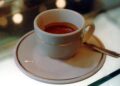 Ti porti la tazzina al bar? Il caffè costa solo 50 centesimi