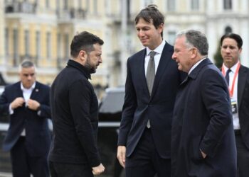 Ucraina-Russia, Zelensky al tavolo con gli inviati di Trump: “Guerra continuerà”