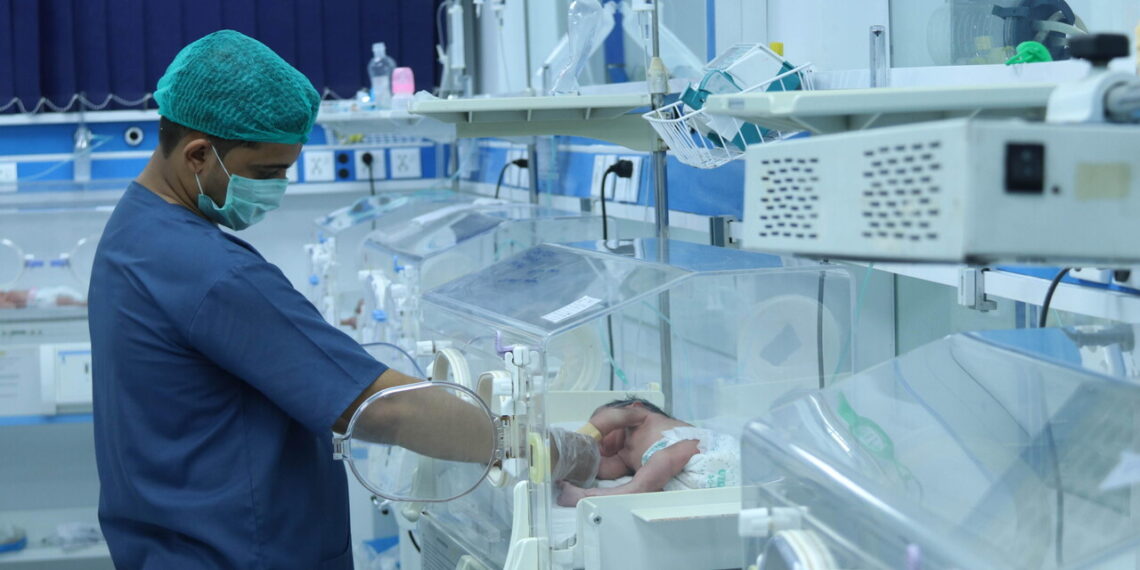 Neonato ritrovato in un sacchetto: ‘È reattivo e si alimenta col biberon’