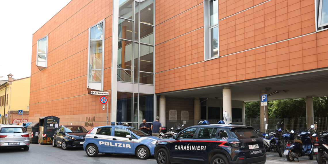 Tentata aggressione in un liceo a Ferrara, arrestato ragazzo