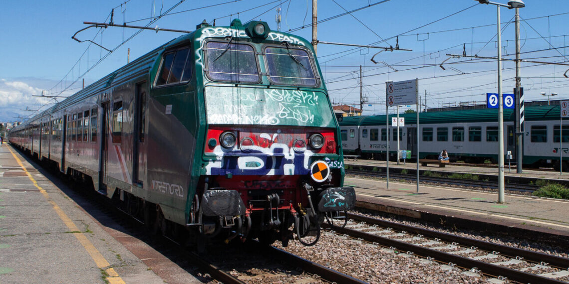 Si scontra con auto e finisce su binari, 18enne travolto e ucciso dal treno