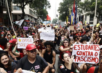 Brasile, migliaia di studenti in piazza a Rio per Lula