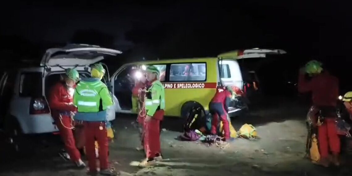 Frana in una grotta in Sardegna, è vivo lo speleologo bloccato