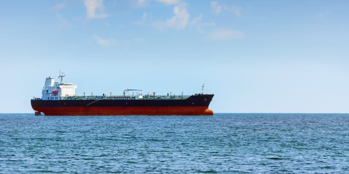 Il petrolio torna a uscire da Hormuz, 80% dei livelli pre-guerra: perché il greggio allora non cala?