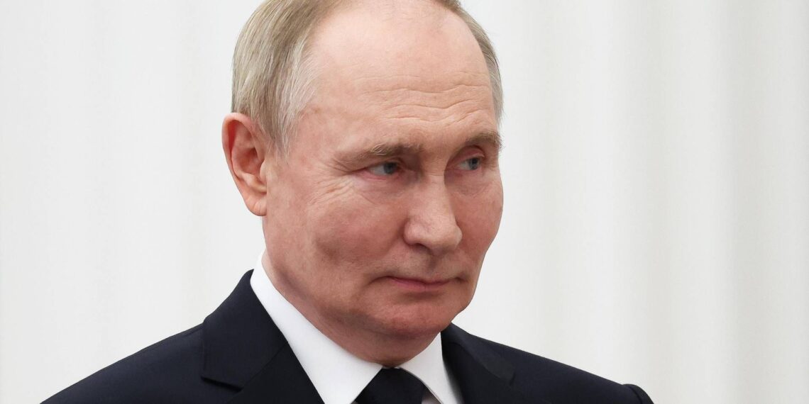 Mosca, droni ucraini contro aeroporti impediscono l’atterraggio di Putin
