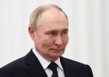 Mosca, droni ucraini contro aeroporti impediscono l’atterraggio di Putin