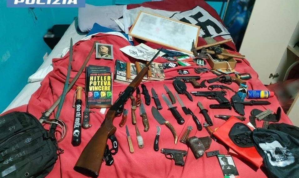 Pavia, armi e svastiche in casa: arrestato 19enne. Nella chat di classe frasi agghiaccianti