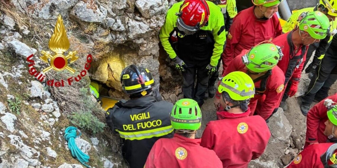 Estratto vivo lo speleologo bloccato nella grotta in Sardegna