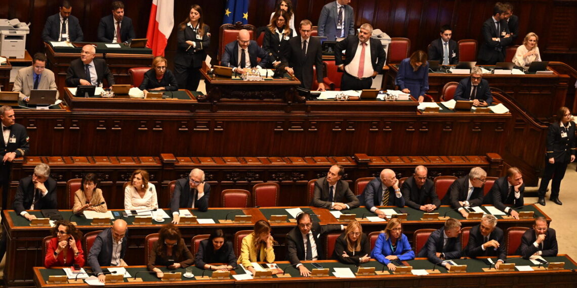 La chiamata alle armi di Meloni, pienone in Aula tra sospetti e vedette
