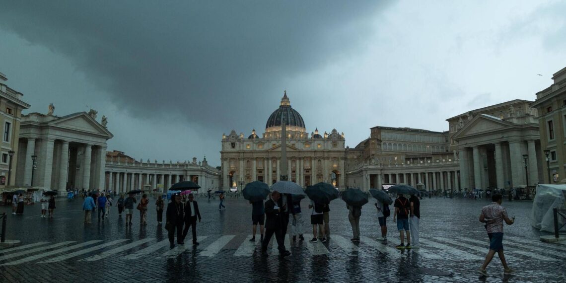 Meteo, arriva il maltempo: pioggia e temporali da Nord a Sud, poi torna il caldo