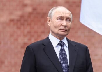 Putin compie 74 anni: dal trattore al coccodrillo, ecco i regali più assurdi ricevuti