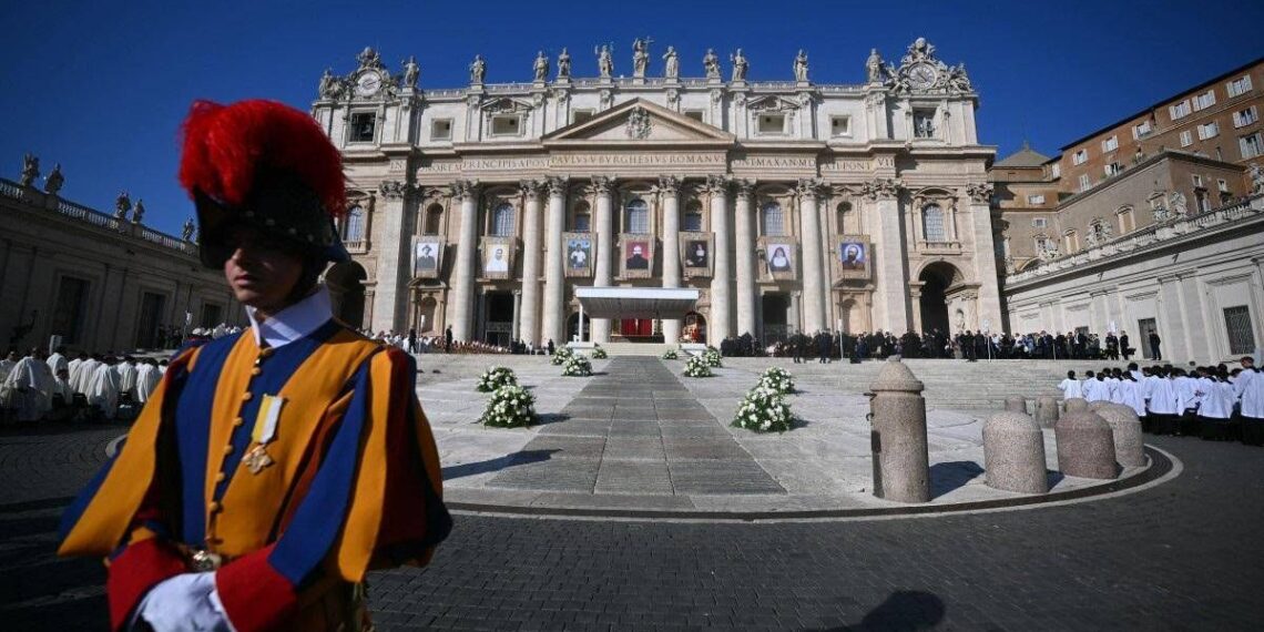 La salute dei Papi, da Giovanni Paolo I a Bergoglio: interventi, malattie e ricoveri degli ultimi pontefici