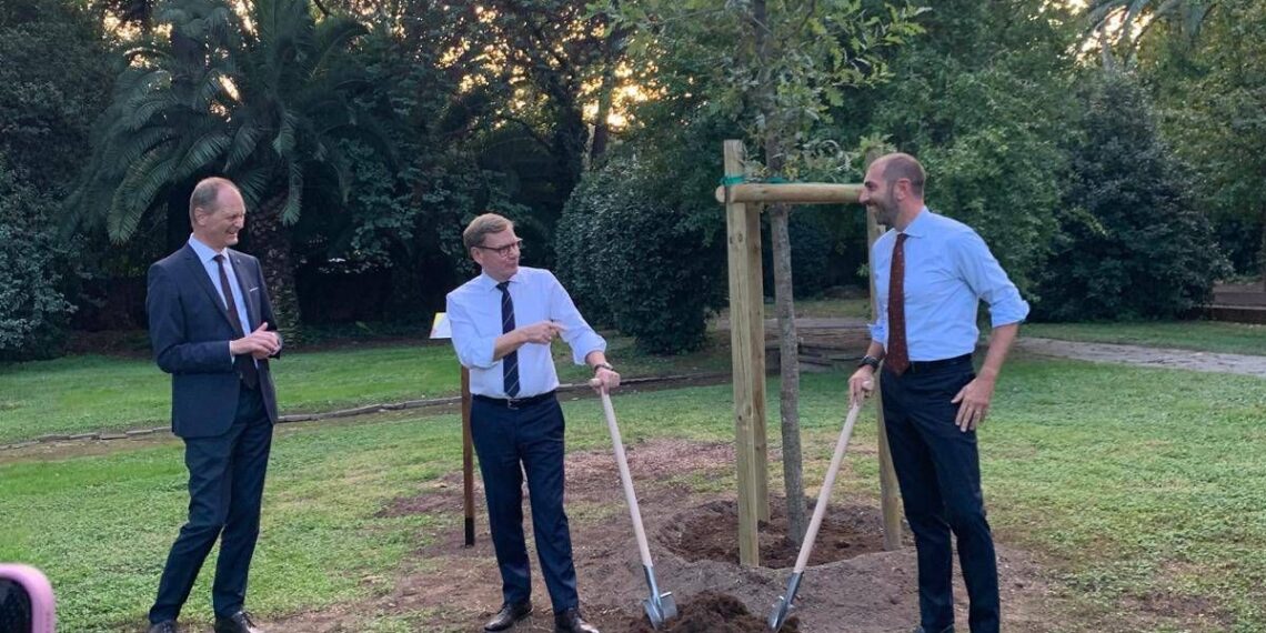 Italia-Germania, un albero per ognuno dei 75 anni delle relazioni diplomatiche: oggi piantata una quercia da Wadephul