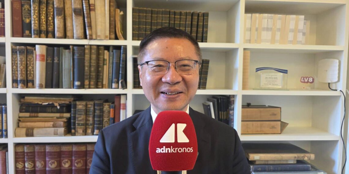 Zhang Weiwei sorride e affonda l’Europa: “Leadership debole, dipendenza dagli Usa e paura irrazionale della Russia”