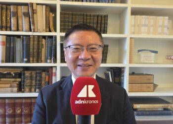 Zhang Weiwei sorride e affonda l’Europa: “Leadership debole, dipendenza dagli Usa e paura irrazionale della Russia”
